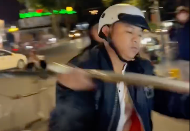 Bức xúc với thanh niên ném gánh hàng rong ở hồ Xuân Hương - Đà Lạt - 1