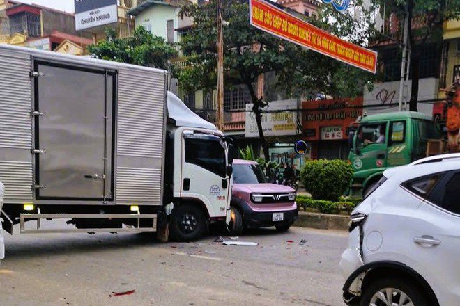 6 ô tô tông liên hoàn trên Quốc lộ 1A, 1 ô tô bẹp dúm - 4