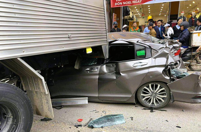 Chiếc ô tô con bẹp dúm phần đuôi, đầu và bên sườn sau vụ tai nạn liên hoàn. Ảnh: Tuấn Minh