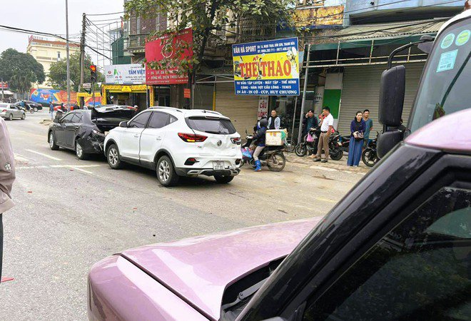 6 ô tô tông liên hoàn trên Quốc lộ 1A, 1 ô tô bẹp dúm - 3