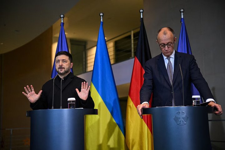 Thủ tướng Đức Friedrich Merz và Tổng thống Ukraine Volodymyr Zelensky dự họp báo tại Phủ Thủ tướng ở Berlin, Đức, ngày 15/12/2025. (Ảnh: REUTERS/Annegret Hilse)