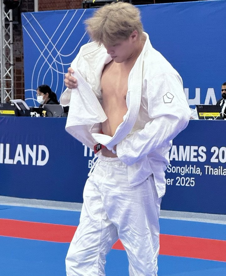 Tiến Triển nổi bật trên thảm đấu với phong thái điềm tĩnh, tập trung và đầy tự tin.