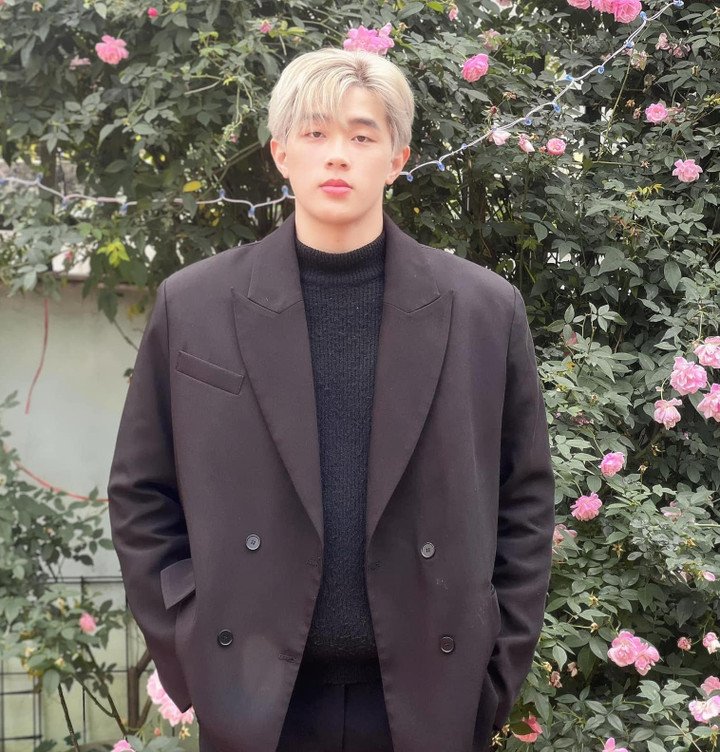 Những gam màu trung tính như trắng, đen, xám, nâu, be được anh ưu ái, tạo cảm giác trẻ trung, gọn gàng nhưng vẫn thời thượng.