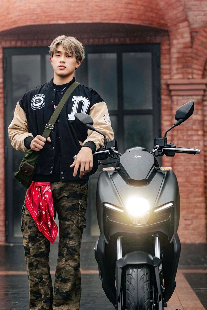 Không chạy theo xu hướng cầu kỳ, phong cách của Tiến Triển thiên về sự tối giản và thoải mái, đúng tinh thần “casual Hàn Quốc” mà nhiều bạn trẻ yêu thích.