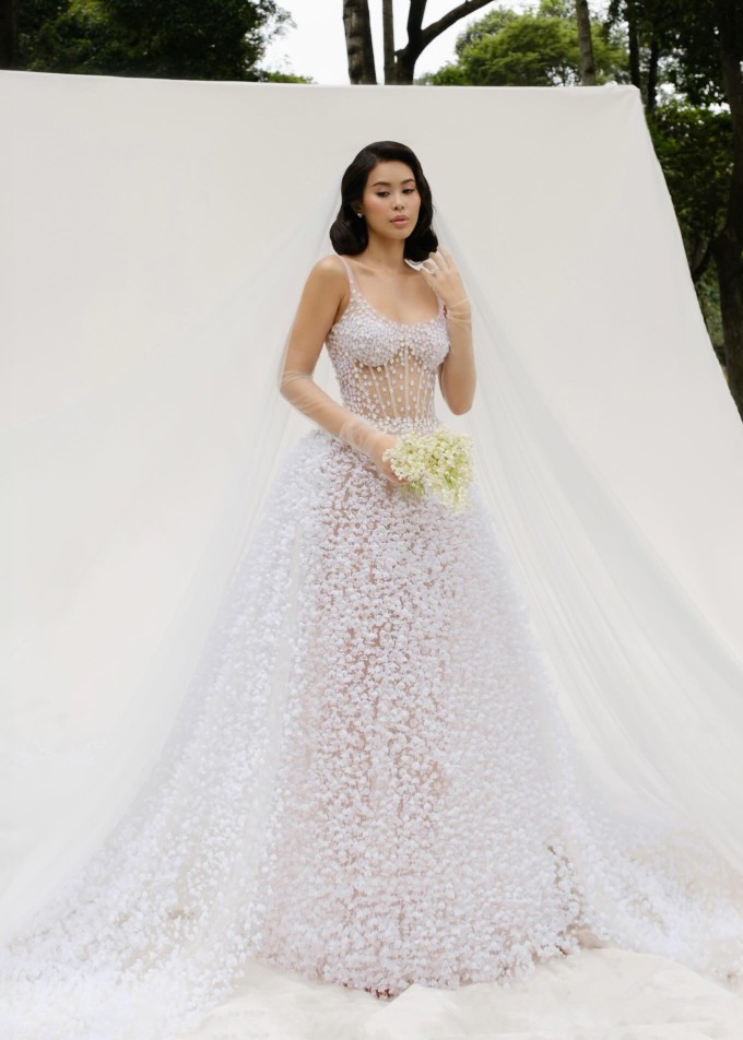 Thiết kế đính 15.000 bông linh lan của Tiên Nguyễn.