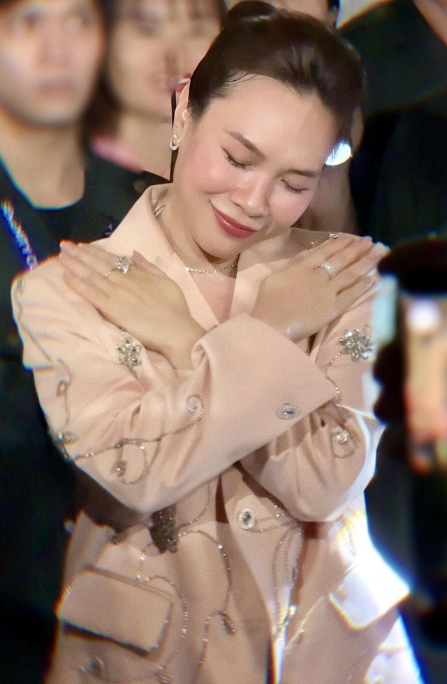 Theo Mỹ Tâm, trong một giờ tập nhảy dance thông thường có thể giảm từ 400cal đến 800cal tùy thể loại. Thậm chí, đối với Dance Kpop bạn hoàn toàn có thể giảm từ 500 calo đến 700 calo trong một giờ cháy hết mình cùng vũ đạo và âm nhạc. Hơn nữa, các chuyển động của vũ đạo nữ mềm mại hơn thiên về sexy dance nên cũng khiến các bạn nữ trở nên uyển chuyển hơn và cơ thể cũng dẻo dai hơn.