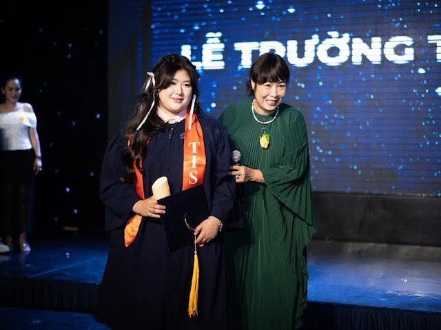 Trước đó, hồi tháng 5 vừa qua, NSND Hồng Vân đã gửi gắm tình cảm tới con gái nhân ngày Ngọc Châu tốt nghiệp THPT.