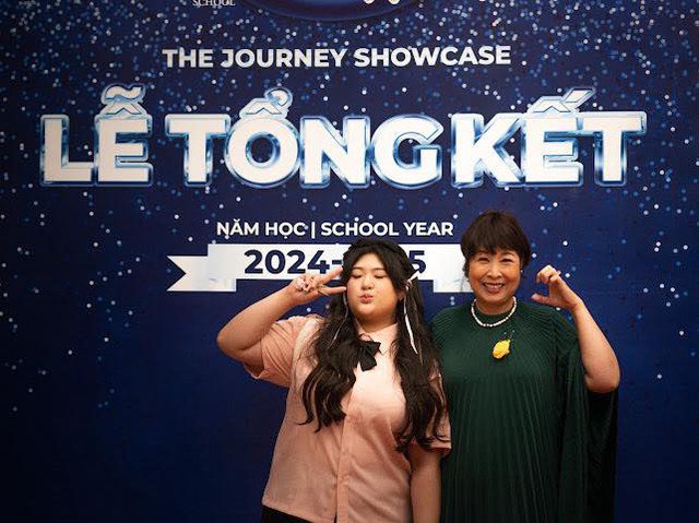 NSND Hồng Vân viết: "Sinh nhật tuổi 60 của mẹ cũng là ngày con tốt nghiệp THPT. Mẹ nhớ năm đó mẹ 42 tuổi thì sinh con. Mới chào đời con bé xíu, mỏng manh đến nỗi ba không dám bồng vì sợ con... bị gãy. Mẹ nói với ba là 'Không biết chừng nào con mới 18 tuổi đây? Khi đó liệu chúng ta còn đủ khỏe mạnh để chứng kiến không?'. Hôm nay ba mẹ đã cầu được, ước thấy điều đó".