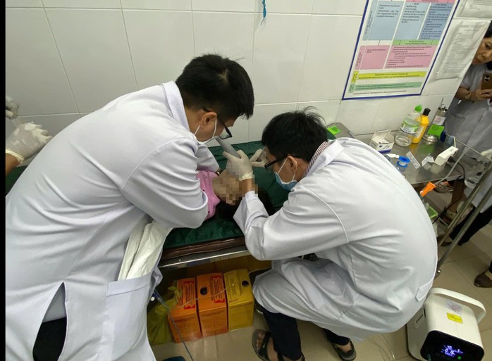 Ê-kíp Bệnh viện Gia An 115 (TPHCM) cấp cứu cho bé M.