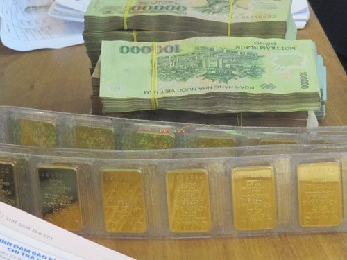 Giá vàng thế giới đang giảm nhanh