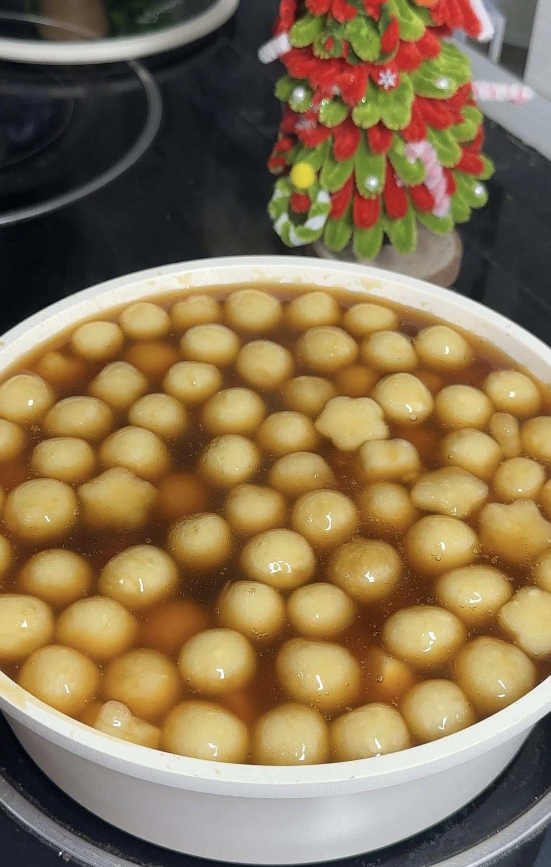 Thêm vào chút gừng sợi cho chè thêm thơm, ngon. Thêm 1/3 sắn hấp nguyên miếng vào nồi chè.