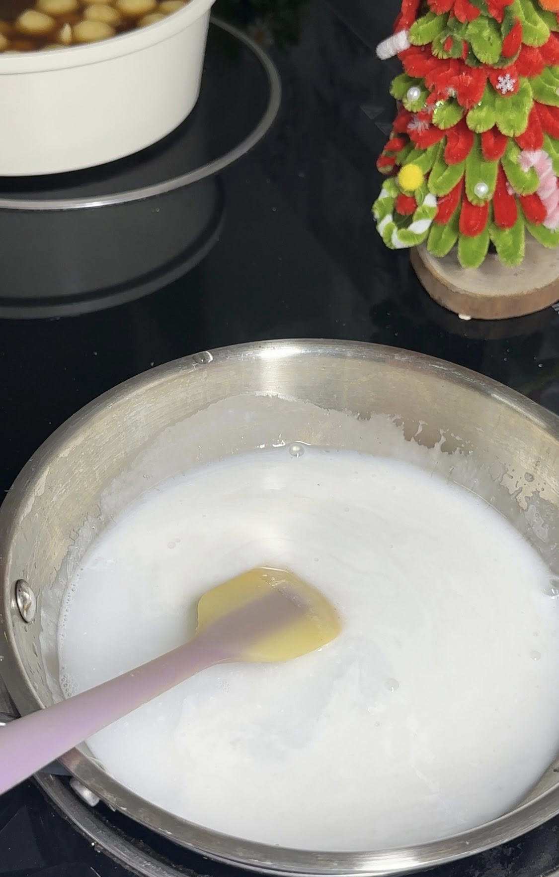 Khuấy đều tay 1 lon cốt dừa, bột năng pha loãng và chút đường đến khi hỗn hợp sánh lại, sôi khoảng vài phút thì tắt bếp.