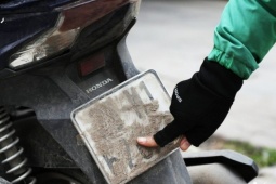 Tài xế tung chiêu 'bịt mắt' camera AI ở Hà Nội: Dùng cả cát, bã kẹo cao su