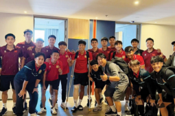 U22 Việt Nam vào viện thăm và tặng quà thủ quân U22 Lào Phetdavanh Somsanid