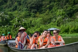 Mê hoặc khoảnh khắc hàng vạn chim hoang dã bay về tổ ở Ninh Bình