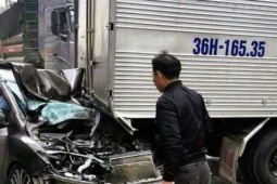 6 ô tô tông liên hoàn trên Quốc lộ 1A, 1 ô tô bẹp dúm