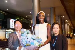 Á hậu Hoàn vũ từ bỏ danh hiệu đến Việt Nam