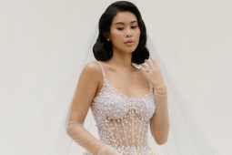 Đầm cưới đính 15.000 bông linh lan của Tiên Nguyễn