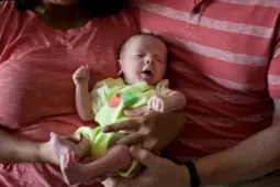 Tỷ phú Trung Quốc thuê đẻ 100 người con ở Mỹ