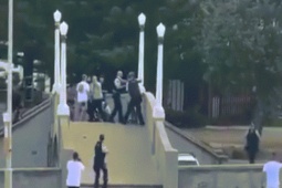 Người dân bị cảnh sát bắn nhầm sau khi tước vũ khí của kẻ xả súng