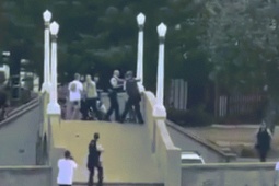 Người dân bị cảnh sát bắn nhầm sau khi tước vũ khí của kẻ xả súng