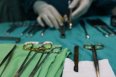 Gãy dương vật do bắt chước tư thế sex như phim