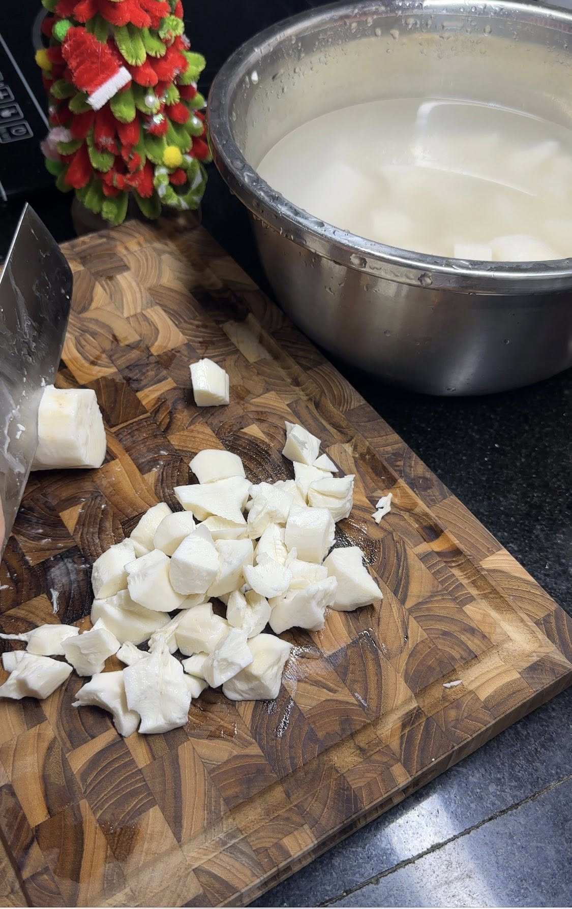 Sắn tươi bóc vỏ, bỏ phần xơ ở giữa, bổ miếng nhỏ vừa ăn rồi ngâm luôn vào nước lạnh. Rửa sạch, vớt ra để ráo.