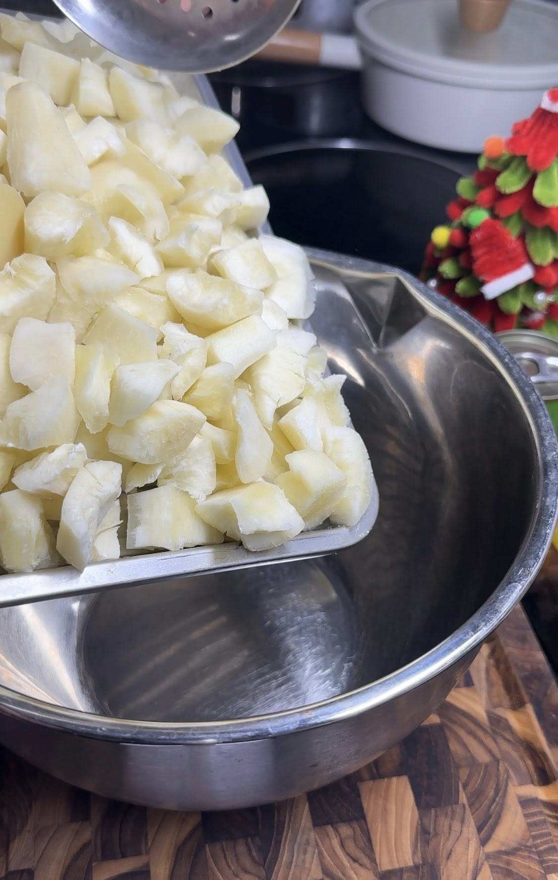 Hấp chín rồi nghiền nát 2/3 để làm mochi sắn dẻo.