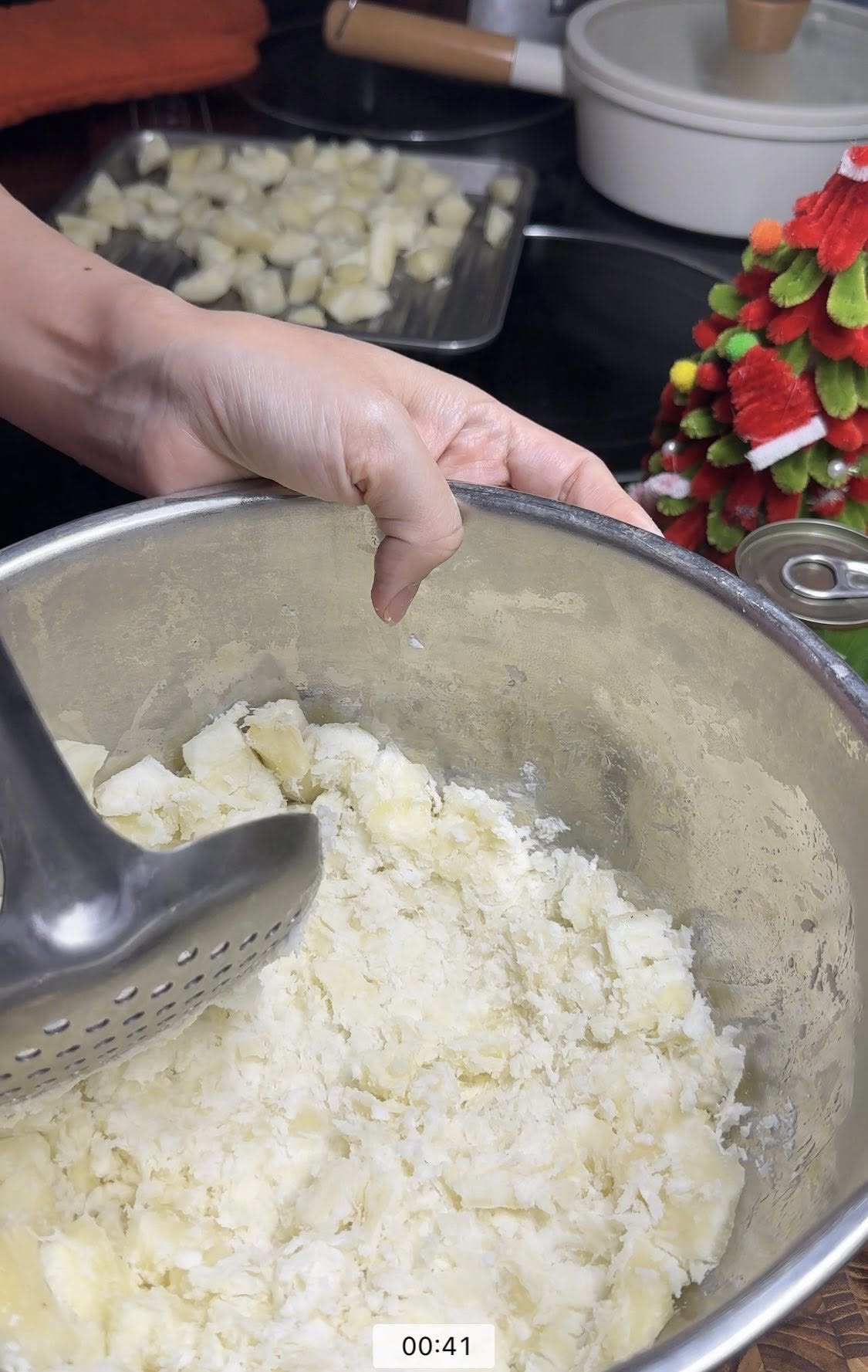 Hấp chín rồi nghiền nát 2/3 để làm mochi sắn dẻo.