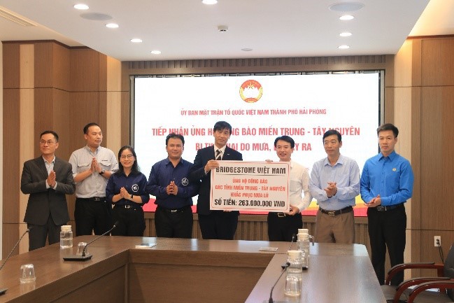 Ngày 08/12/0205 Bridgestone Việt Nam đã có buổi có gặp mặt Ủy Ban Mặt Trận Tổ Quốc tại Hải Phòng và trao tặng 320 triệu đồng, nhằm hỗ trợ người dân sau thiên tai tại 3 tỉnh miền Trung: Đắk Lắk, Khánh Hòa, Gia Lai.Hỗ Trợ Thiết Yếu Tận Tay và Sát Cánh Cùng Địa Phương