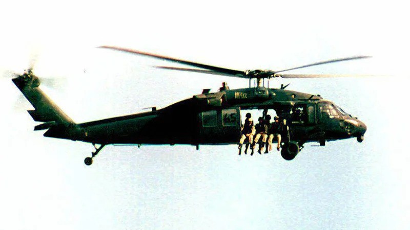 Lính Mỹ trên trực thăng Black Hawk ở Somalia năm 1993. Ảnh: Getty