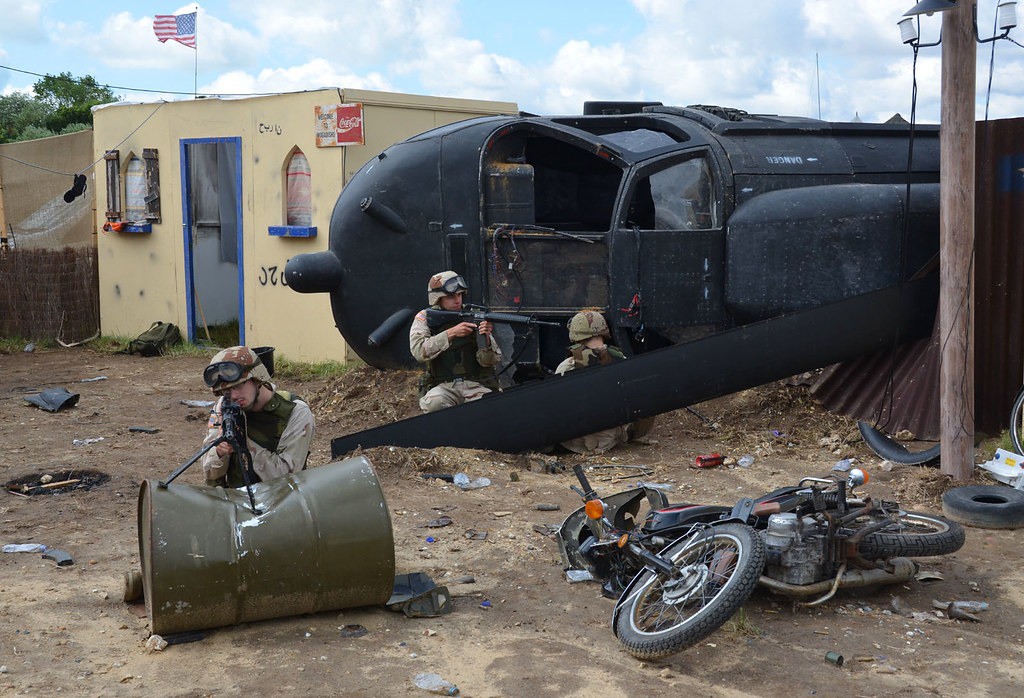 Màn tái hiện cảnh binh sĩ Mỹ chiến đấu tại hiện trường, nơi trực thăng Black Hawk bị bắn hạ ở Somalia. Ảnh: Flickr