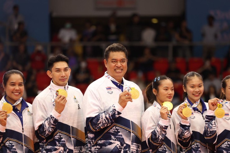 HLV&nbsp;Kiatipong (giữa) khẳng định bóng chuyền nữ Việt Nam đã đạt đẳng cấp thế giới