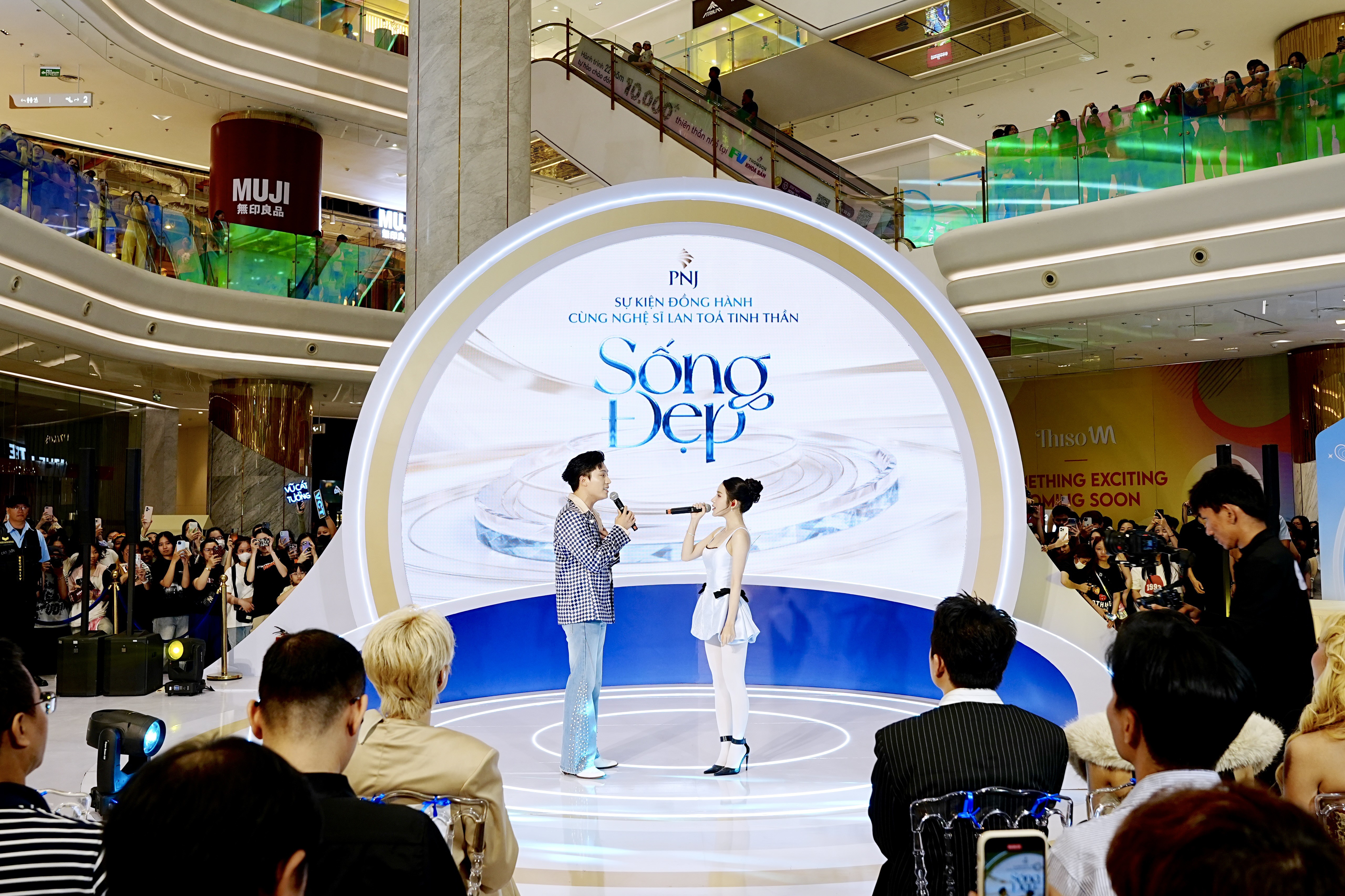 Anh Tú và LyLy trình diễn ca khúc “Ngày Ta Có Nhau”.