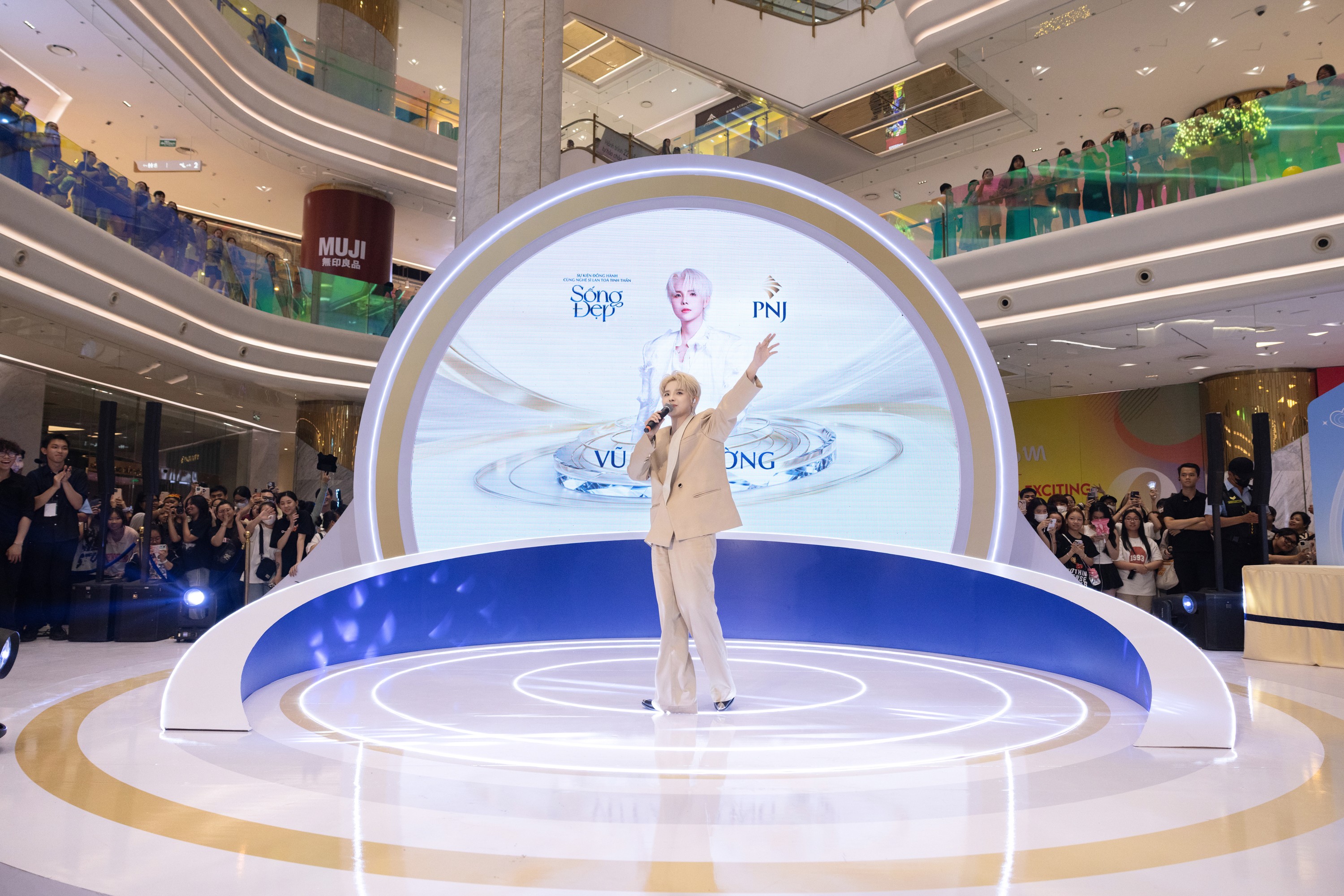 Vũ Cát Tường trình diễn ca khúc “Bên nhau mình là nhà” tại sự kiện.