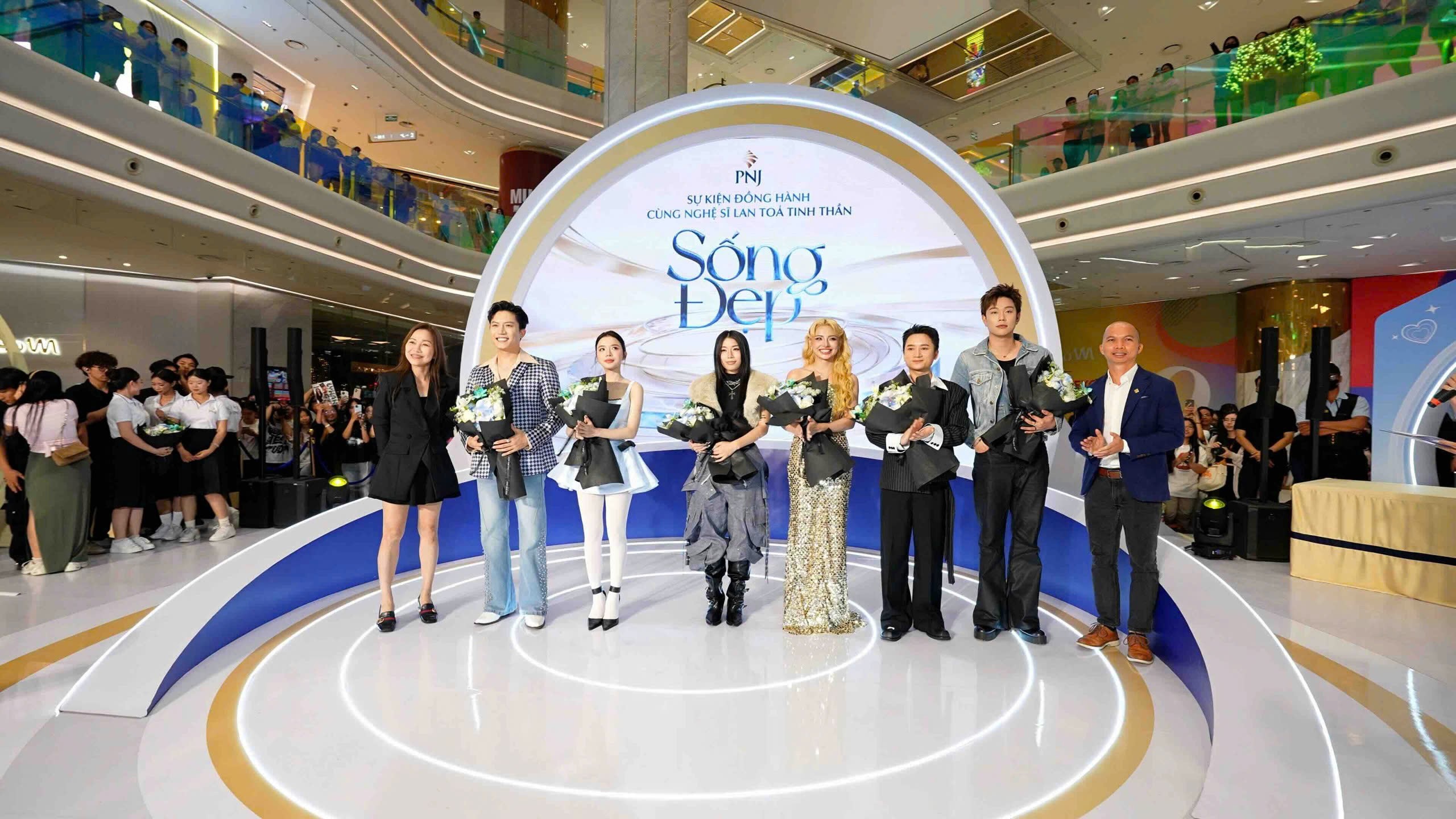 Sự kiện ra mắt nền tảng truyền thông “Sống đẹp” có sự góp mặt của nhiều nghệ sĩ nổi tiếng.