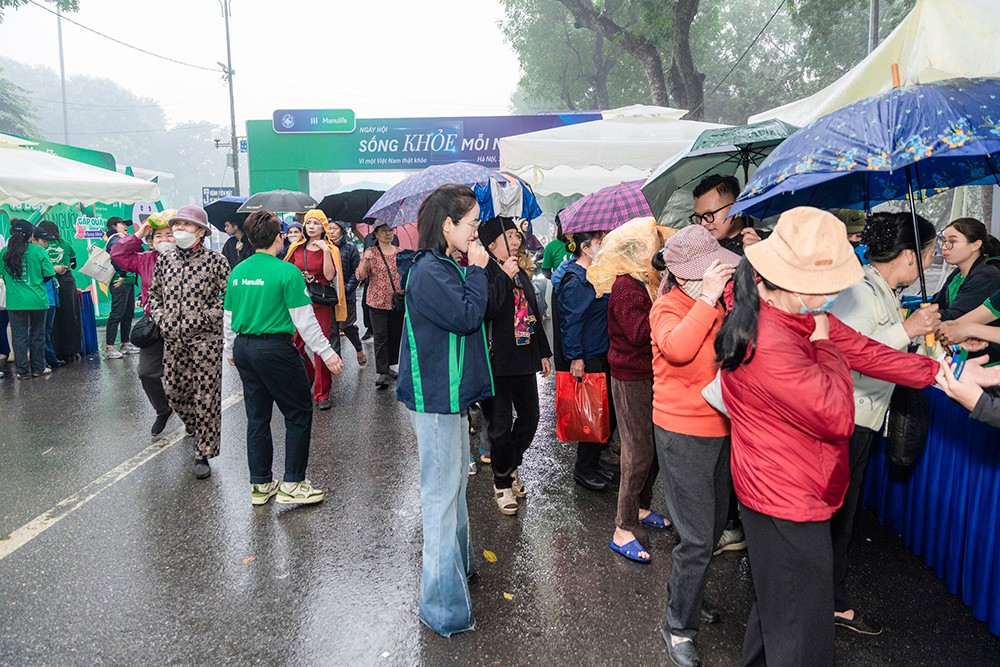 Dù trời mưa nhưng nhiều người dân vẫn đến sớm để tham gia khám sức khỏe.