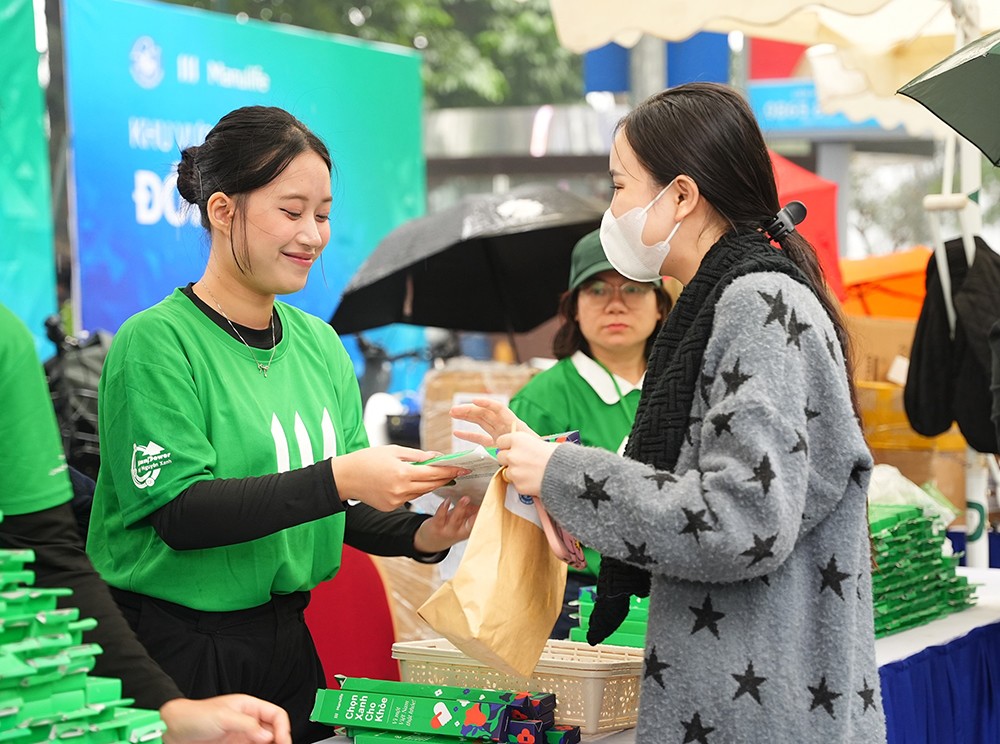 Người dân được tặng quà và phát thuốc theo đơn.