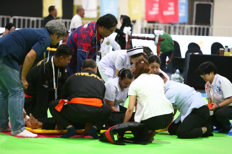 Đối thủ Thái Lan sau đó nằm mãi không dậy...
