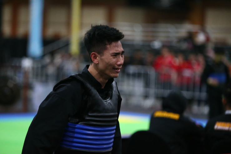 ... Văn Kiên bị xử thua, anh tức phát khóc