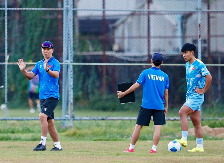 HLV Kim Sang Sik trực tiếp hướng dẫn các hậu vệ kĩ năng phòng ngự