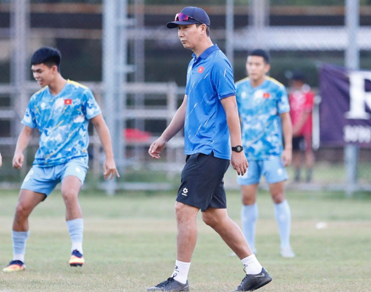 “Người hùng” Văn Thuận hưng phấn, thầy Kim lo chỉnh hàng thủ U22 Việt Nam - 15