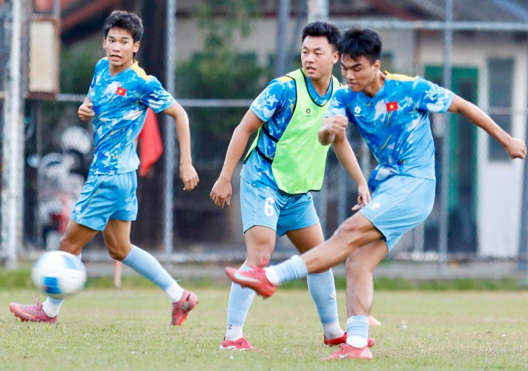“Người hùng” Văn Thuận hưng phấn, thầy Kim lo chỉnh hàng thủ U22 Việt Nam - 4
