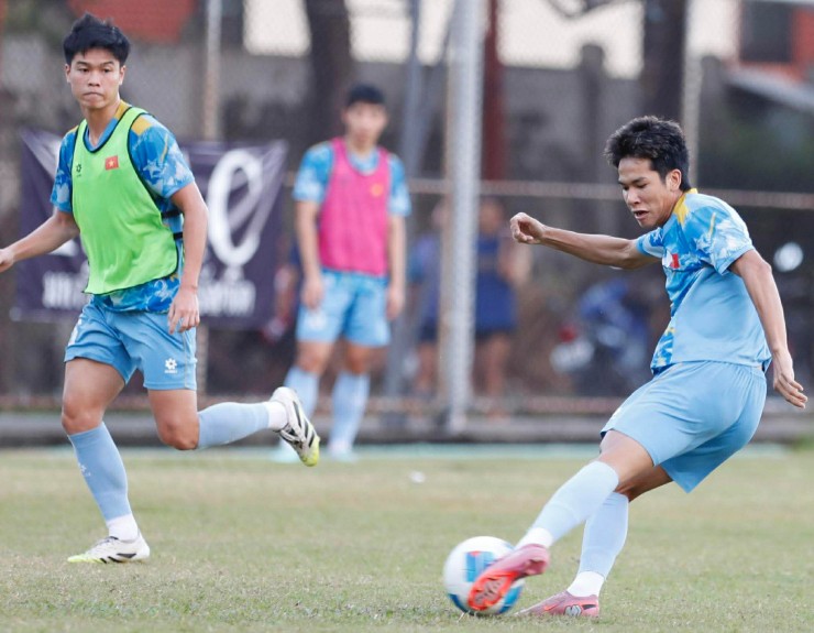 “Người hùng” Văn Thuận hưng phấn, thầy Kim lo chỉnh hàng thủ U22 Việt Nam - 7