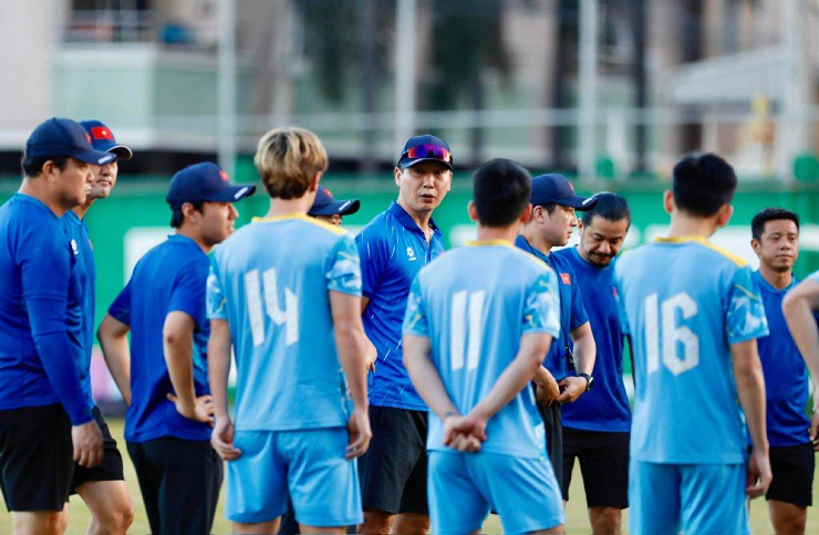“Người hùng” Văn Thuận hưng phấn, thầy Kim lo chỉnh hàng thủ U22 Việt Nam - 14
