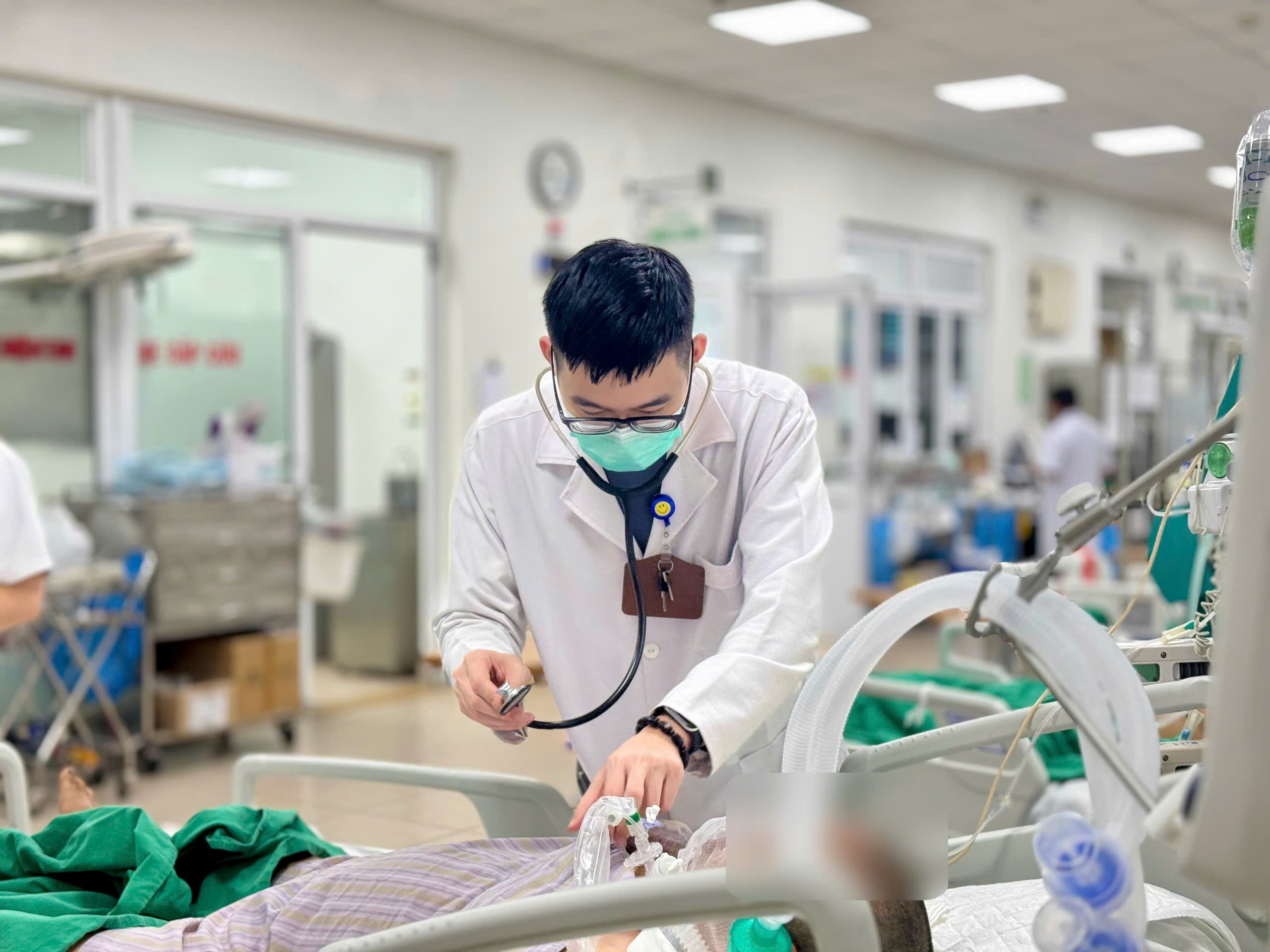 Bác sĩ thăm khám và điều trị cho bệnh nhân mắc cúm.&nbsp;