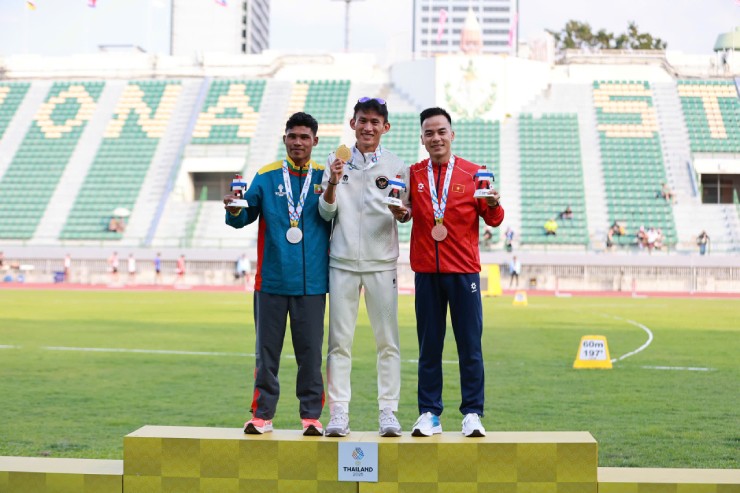 Nội dung đi bộ 20km nam, ban tổ chức thu huy chương trao lại vì họ nhầm quốc kỳ