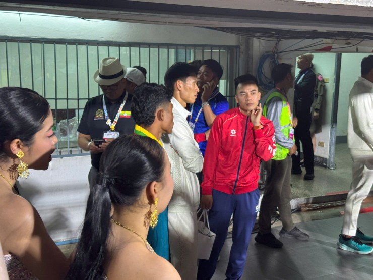 Thành Ngưng (áo đỏ) và 2 đối thủ tỏ ra không vui vì phải "diễn lại"