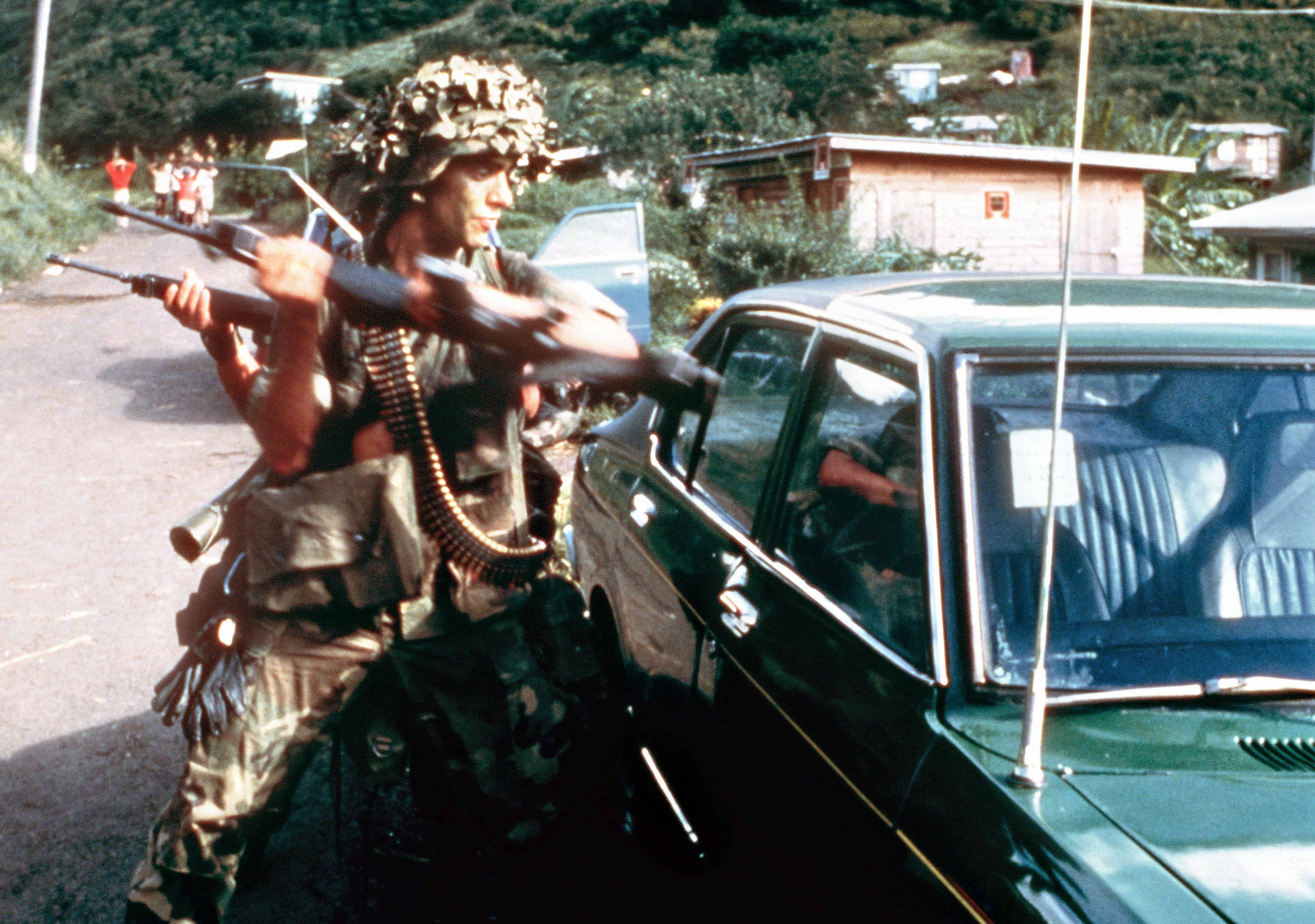 Các binh sĩ thuộc lữ đoàn dù 82 của Mỹ dùng báng súng đập cửa xe trong chiến dịch Urgent Fury. Ảnh: Alamy