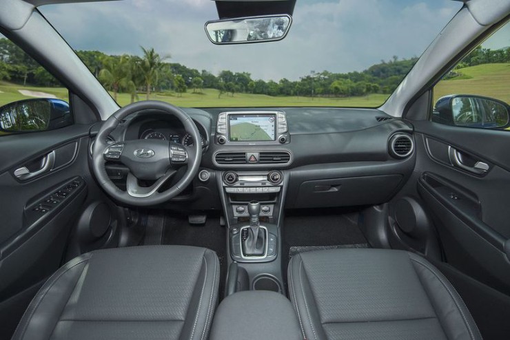 So kè kẹt xe Hà Nội: Corolla Cross Hybrid "ăn đứt" so với Kona xăng - 6